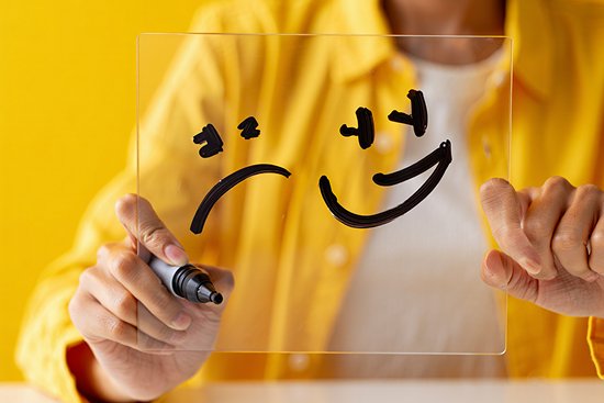 Мужчина на стекле нарисовал две эмоции